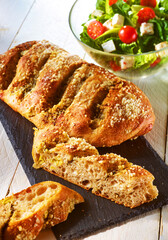 Gemischter Salat mit Graubrot und Peperoni, Brot mit Salz, gebacken, Brotzeit, 