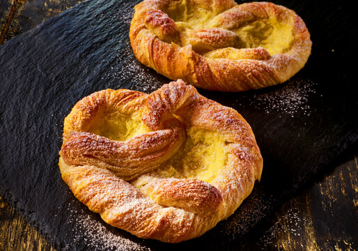 Vanille Brezel aus Blaetterteig auf Schiefer, B&auml;ckerei, Plunderteilchen, Backwaren, Vanillecreme, 