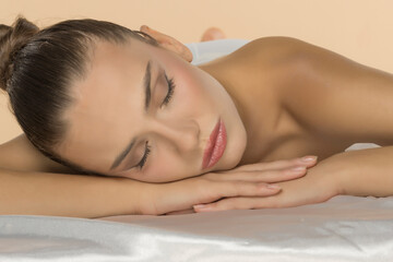 Obraz premium Peaceful spa scene with model resting during professional massage treatment, embodying relaxation and wellness