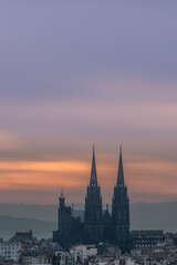 Obraz premium La Cathédrale Notre-Dame de Clermont-Ferrand au coucher de soleil en Auvergne