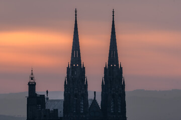 La Cath&eacute;drale Notre-Dame de Clermont-Ferrand au coucher de soleil en Auvergne