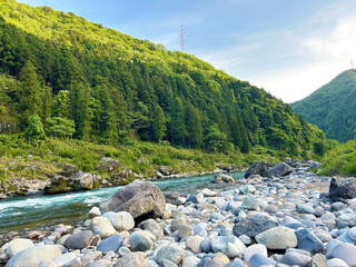青空と流れる川