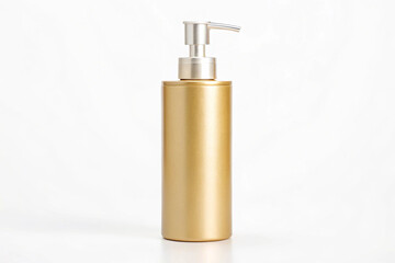 Obraz premium Empty Gold Pump Bottle Mockup on White Background