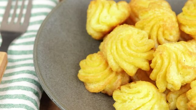 assiette de pommes de terre duchesse, en gros plan