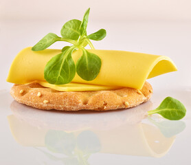 Krosses Knaecke mit Kaesescheibe und Feldsalat, Käse, isoliert, 