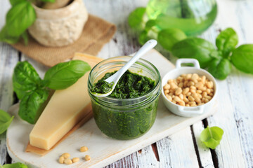 ein glas mit Basilikumpesto und Parmesan