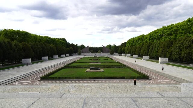 Treptower Park &ndash; Berlin&rsquo;s Green Escape with Soviet War Memorial