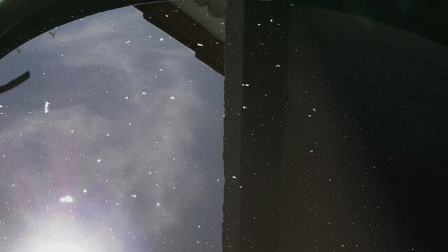 Filmmaterial einer Wassertonne im Garten in der Sich die Sonne spiegelt , Deutschland