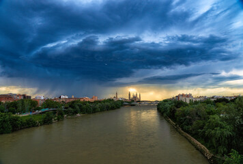 Obraz premium Tormenta con gran nube en Zaragoza, río Ebro y basilica del Pilar