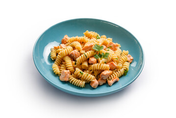 Piatto di fusilli con salmone e prezzemolo, pasta italiana 