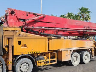 Concrete Pump long vehicle used for pumping concrete from ground to roof top floor. Auto concrete pump truck, advanced technology remote control.
Long Pump for pouring concrete at Construction site.