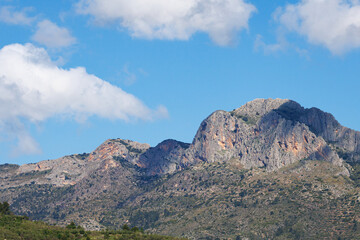 Cordillera Sierra de Benicadell que sirve de frontera entre la provincia de Valencian y la proviencia de Alicante en la comunidad valenciana, España