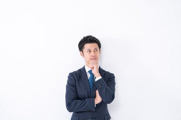 悩むビジネスマン