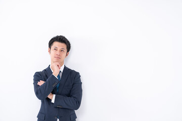 悩むビジネスマン