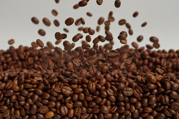 Obraz premium Roasted Coffee Beans Falling into a Large Pile of Beans