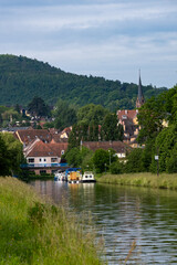 Canal de la Marne ay Rhin en avant-plan de la ville de Saverne (Alsace, France)