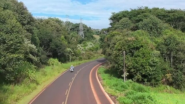 mulher motoqueiro na estrada de asfalto 
