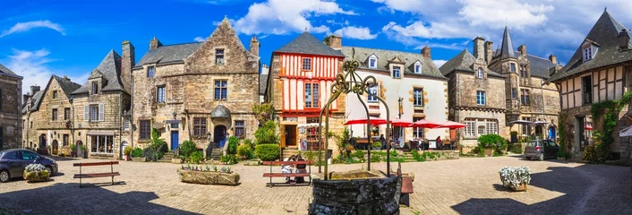 Gordijnen France, Brittany. Rochefort-en-Terre -  magnificient floral village, one of the most beautiful traditional villages in France. Popular tourist attraction © Freesurf
