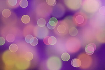 Kolorowe rozmyte światła bokeh w odcieniach fioletu, różu i złota, miękkie, abstrakcyjne tło z efektem świetlnych kół © Henryk Guziak