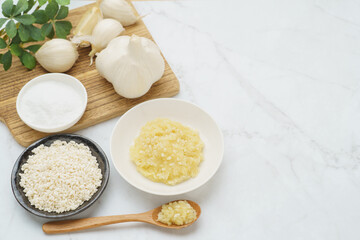 日本の食べ物｜にんにく麹と材料(にんにく・米麹・塩)
