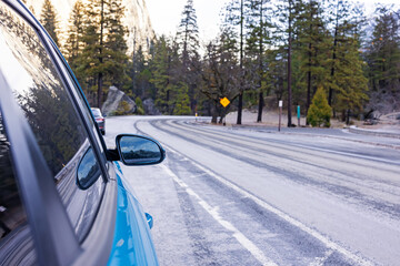 Obraz premium Scenic drive along winding road in a forested area near Yosemite National Park
