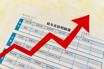 給与明細書と上昇矢印