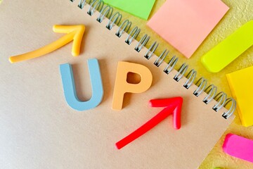 アップの文字と上向きの矢印