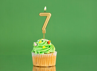 Birthday card with candle and cupcake - Number 7 on a green background