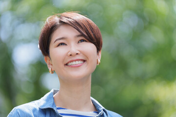 笑顔のミドル女性