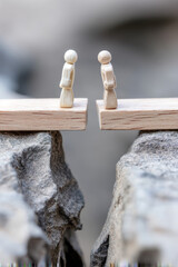 Obraz premium Mediator bridging gap between people symbolizing conflict resolution, relationship repair, and negotiation success