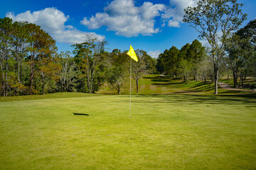 Obraz premium Background of evening golf course has sunlight shining down at golf course.