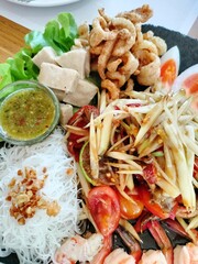 thai spicy papaya salad