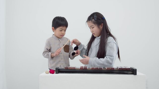 アゴゴベルを練習する女の子	
