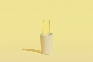 Obraz premium A light yellow container holds a slim, clear, yellow liquid, product, bottle