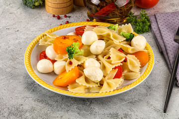 Pasta farfalle with mozzarella and tomato