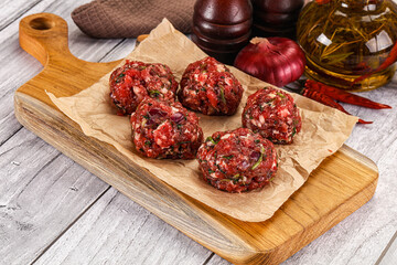 Raw beef meatballs for cooking