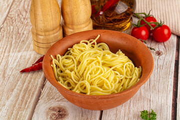 Boiled yellow egg noodles in the bowl