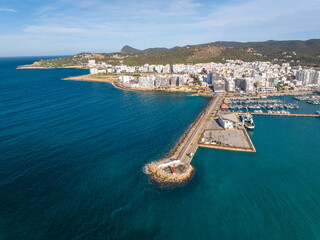 Faro y puerto de Ses Coves Blanques en Sant Antoni de Portmany en Ibiza, Islas Baleares