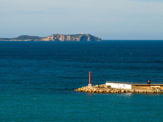 Faro y puerto de Ses Coves Blanques en Sant Antoni de Portmany en Ibiza, Islas Baleares