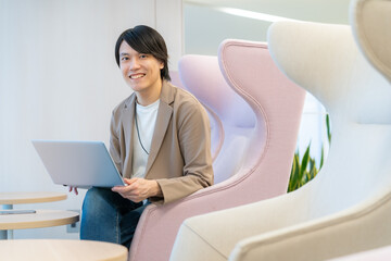 Fototapeta premium オフィスで働く若いエンジニア 撮影協力：学校法人電波学園 東京電子専門学校