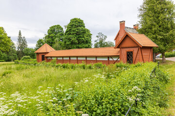 Obraz premium Idyllic old Nine-pin bowling house on a meadow