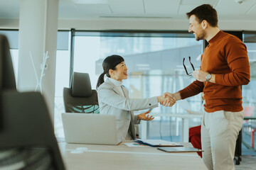 Obraz premium Successful business meeting between two professionals in a modern office setting