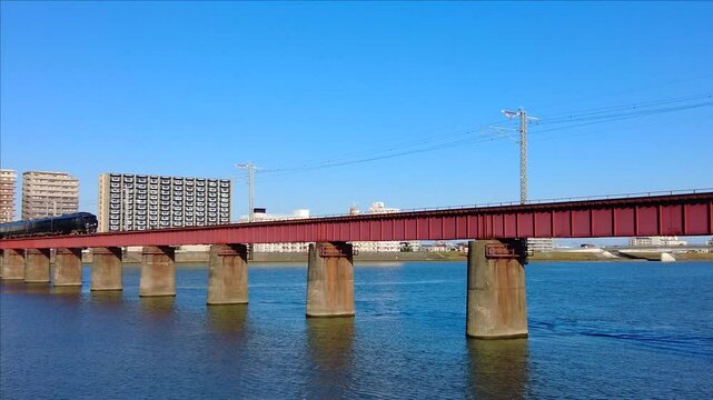大淀川の鉄橋を渡る日豊本線の特急列車