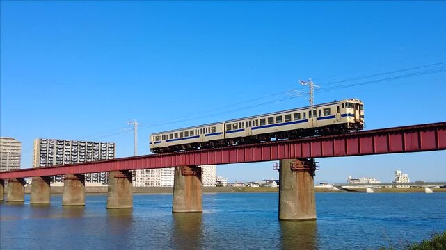 大淀川の鉄橋を渡る日豊本線の普通列車