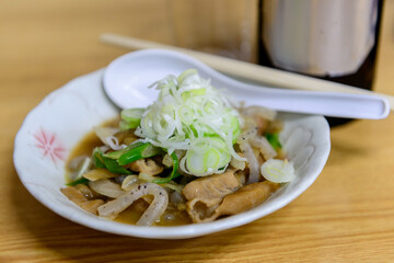 もつ煮込みと瓶ビール、モツ煮、酒場