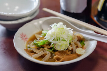 もつ煮込みと瓶ビール、モツ煮、酒場