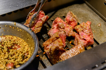 焼肉、グリルで焼く厚切り肉