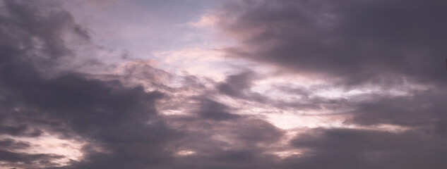 Fototapeta premium Dramatic Cloudy Sky at Dusk with Twilight Hues