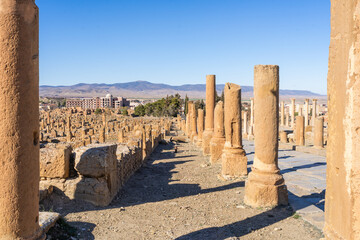 Fototapeta premium Ancient Roman ruins of Timgad, Algeria – a UNESCO World Heritage Site showcasing stunning architecture and timeless history