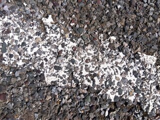 白いペンキのはがれた古い駐車場の地面(クローズアップ)